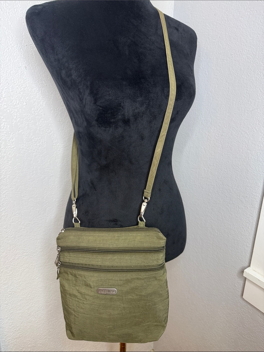 Baggallini Olive Green Multi Pocket Nylon Crossbody Travel Bag Lightweight